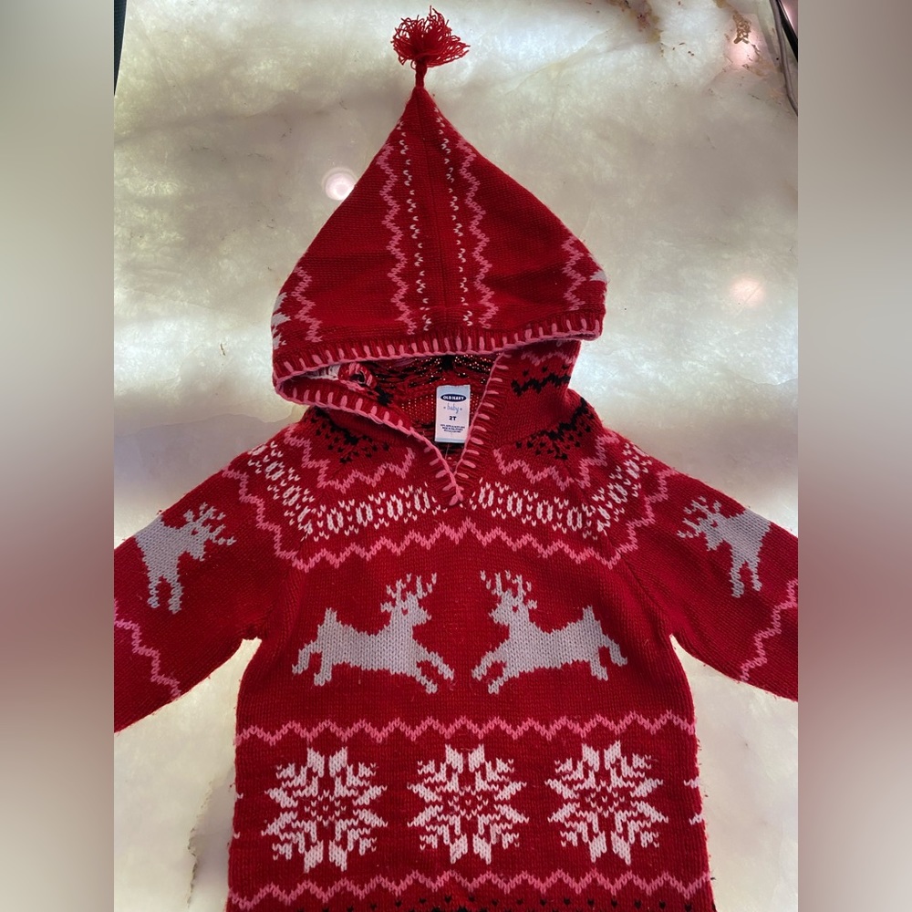Baby Gap size 2T red Reindeer and snowflake hoodie sweater